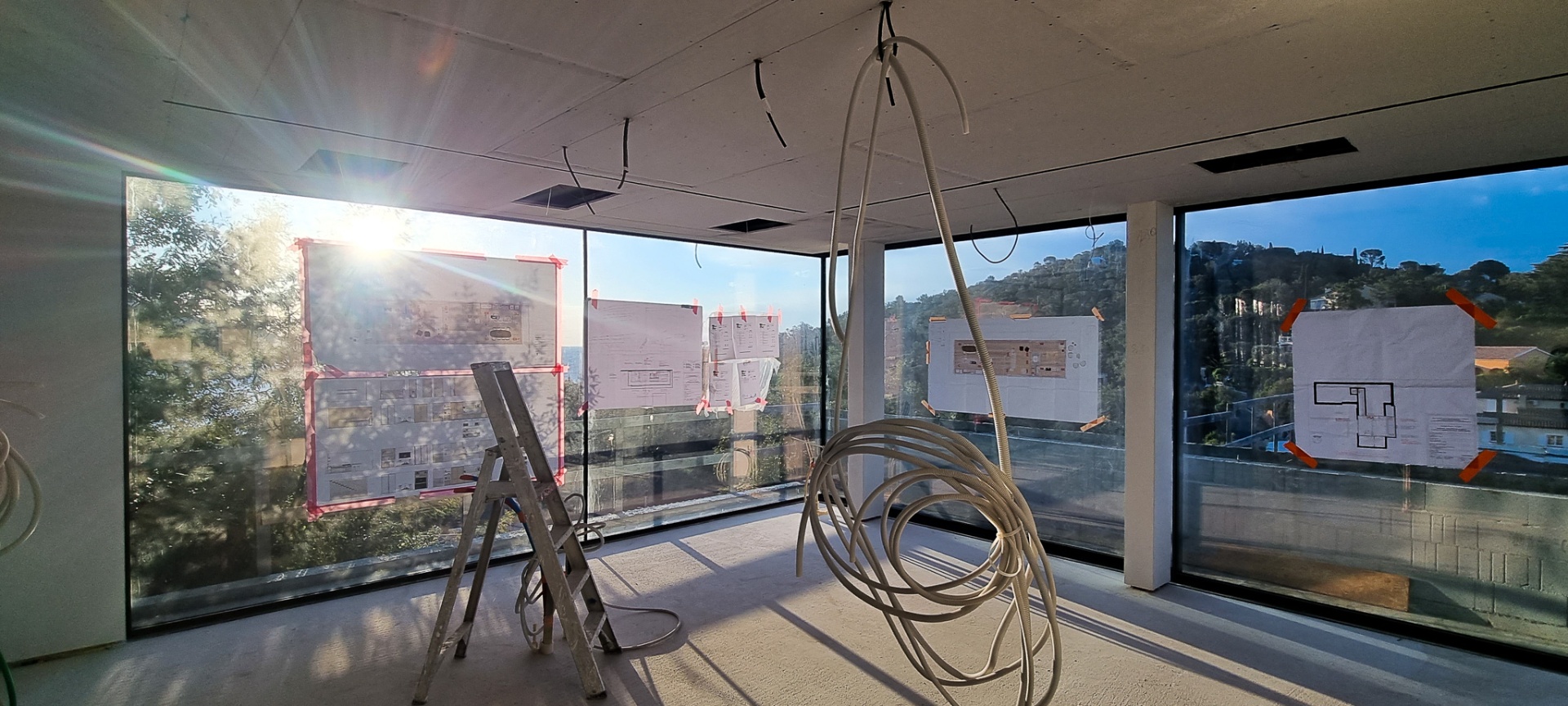 Nieuwbouwvilla in ruwbouwfase met elektriciteitsplan