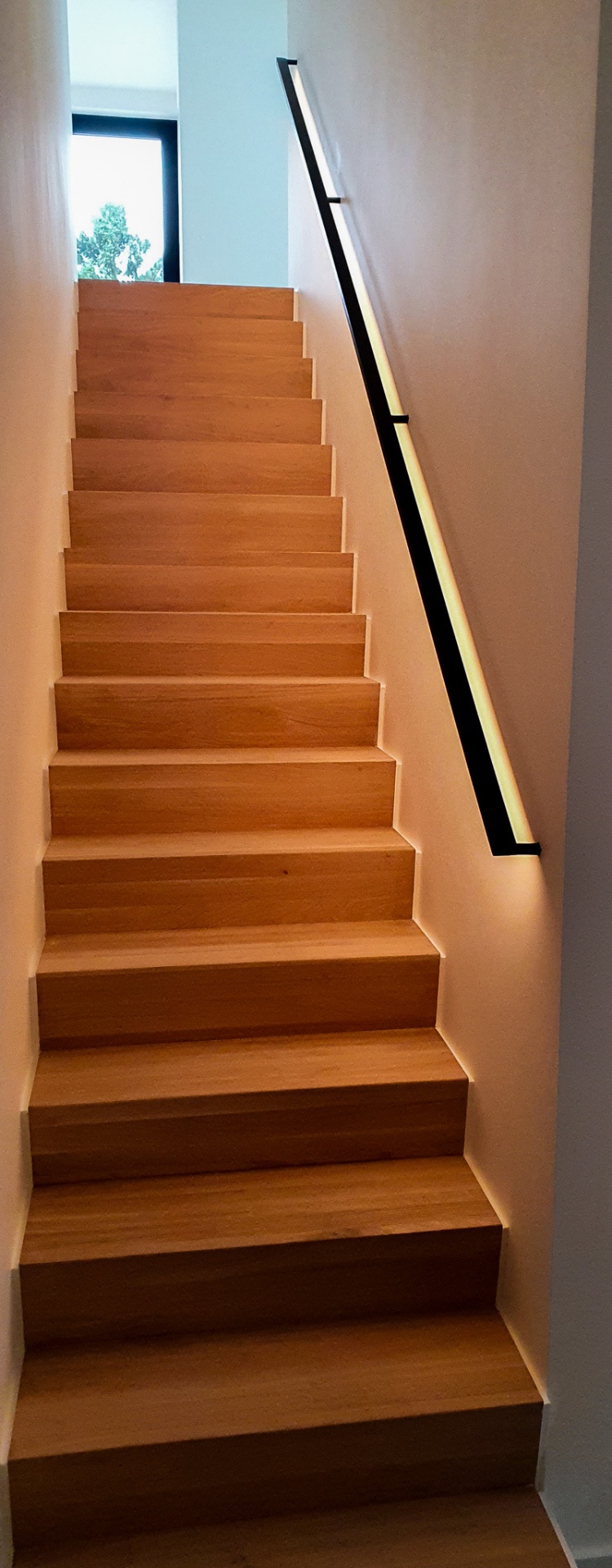 Trap met geïntegreerde LED-verlichting in de leuning