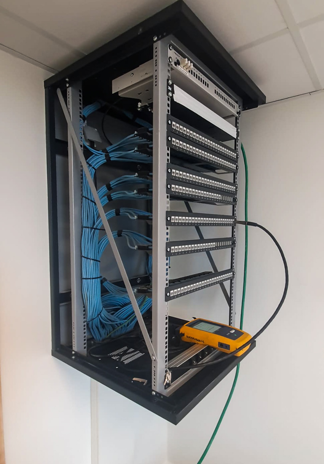 Netwerkkast met datapatchpanelen en Cat-bekabeling