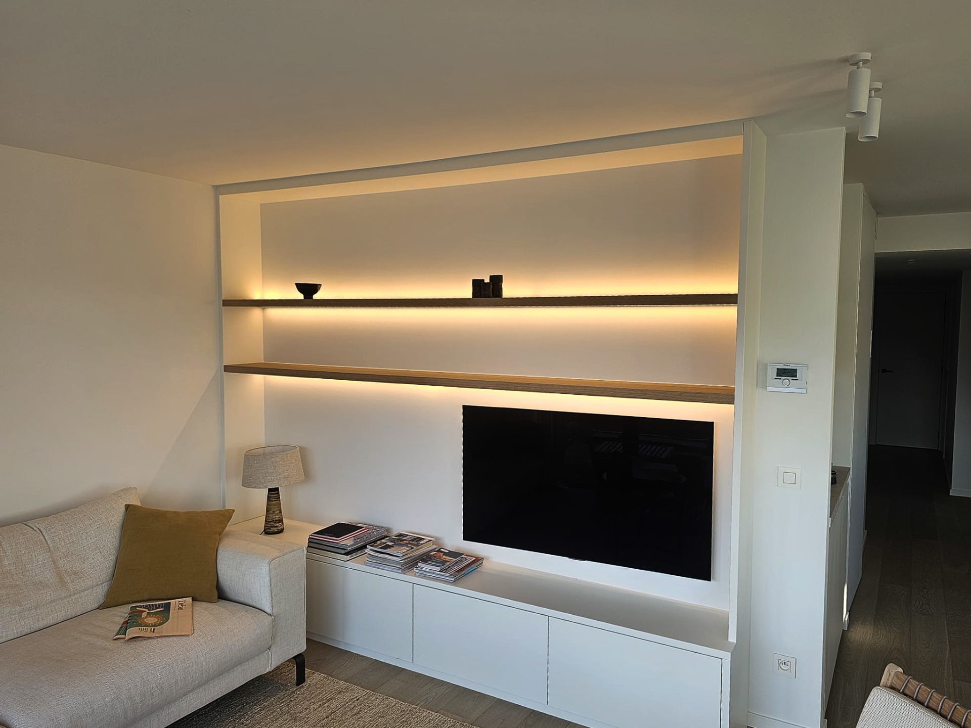 Woonkamerwand met geïntegreerde LED-verlichting