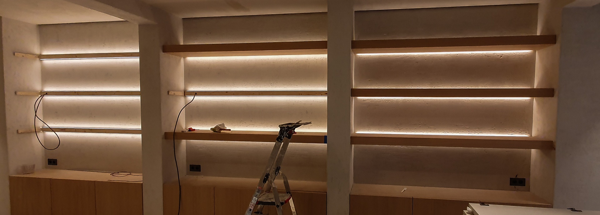 Ingebouwde LED-verlichting in maatwerk-boekenkast